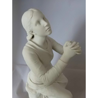 Sevres beeld biddende vrouw