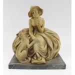 Een terracotta sculptuur van een dame met hond