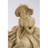 Een terracotta sculptuur van een dame met hond