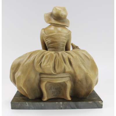 Een terracotta sculptuur van een dame met hond