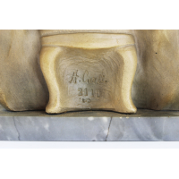 Een terracotta sculptuur van een dame met hond