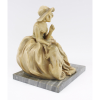 Een terracotta sculptuur van een dame met hond