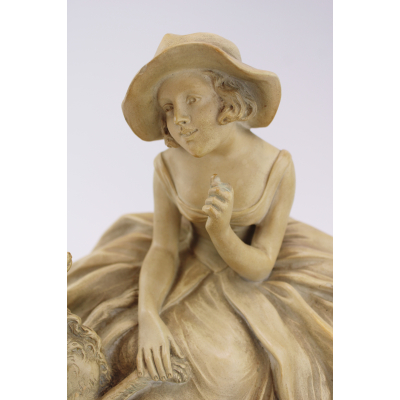 Een terracotta sculptuur van een dame met hond