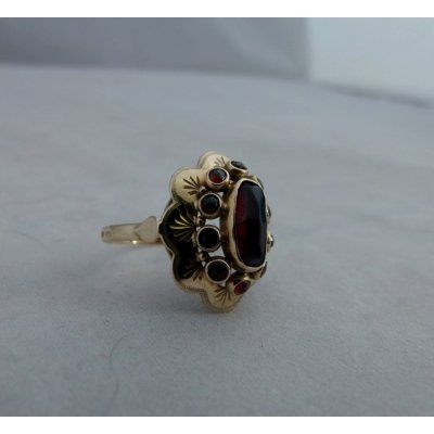 Gouden ring met granaat