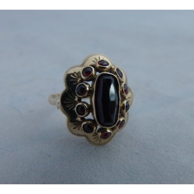 Gouden ring met granaat